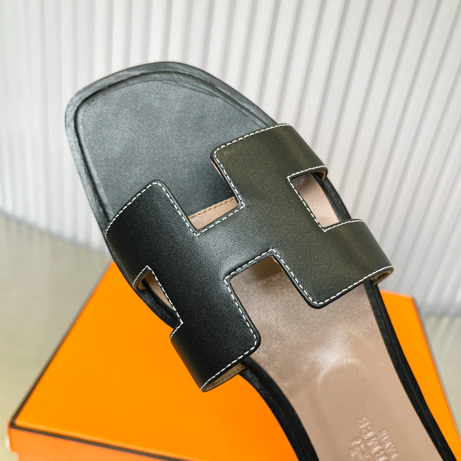 👟👟Ex-factory price 480👟👟 New style in early spring, splicing technology, new revision (Hermès), upgraded packaging, upgraded version and workmanship materials. Hermes®🔴The highest version of handmade shoes on the market ✨✨ Top product Hermès slippers🐎 —————————— The new model in early spring is the same as the original version, handmade by masters! ❥High-end customization, exclusive products, the highest version in the industry⚠❥Using: Hermers upper: Italian imported cowhide + original custom-grade Australian sheepskin feet + genuine leather outsole (pursuing top walking comfort) ✨~~〰〰〰〰❥ Packaging: ✔🚦Pay attention to the packaging➰Top-level exclusive box 〰The original top quality is on sale━━━━Hermes━━━━━ size: 35-40 (34.41.42 custom-made, non-refundable)